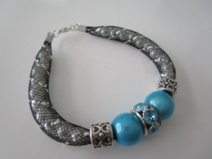 Tuto bracelet tube resille et charms bleu