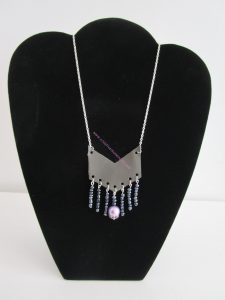 sautoir simili cuir gris flèche perles violette et noires