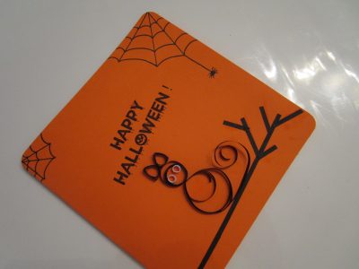 Un joli modèle de carte en quilling (papier roulé) pour Halloween