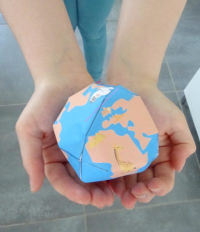 un globe terrestre en papier